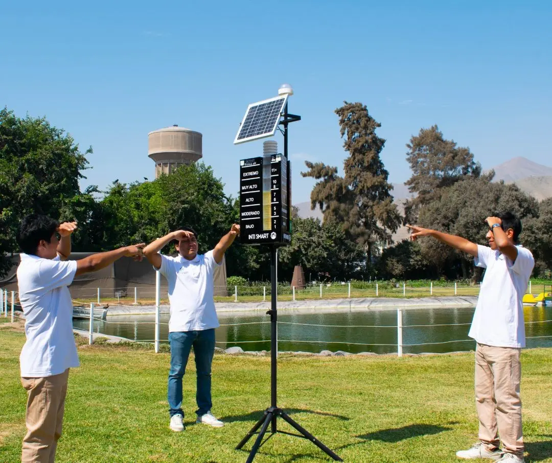 Inti Smart team installing the INTIUV+ device at UNALM